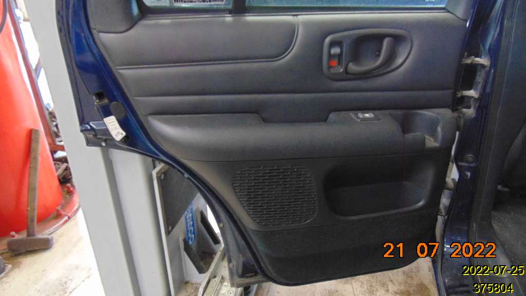 2000 chevy s10 on sale door panel